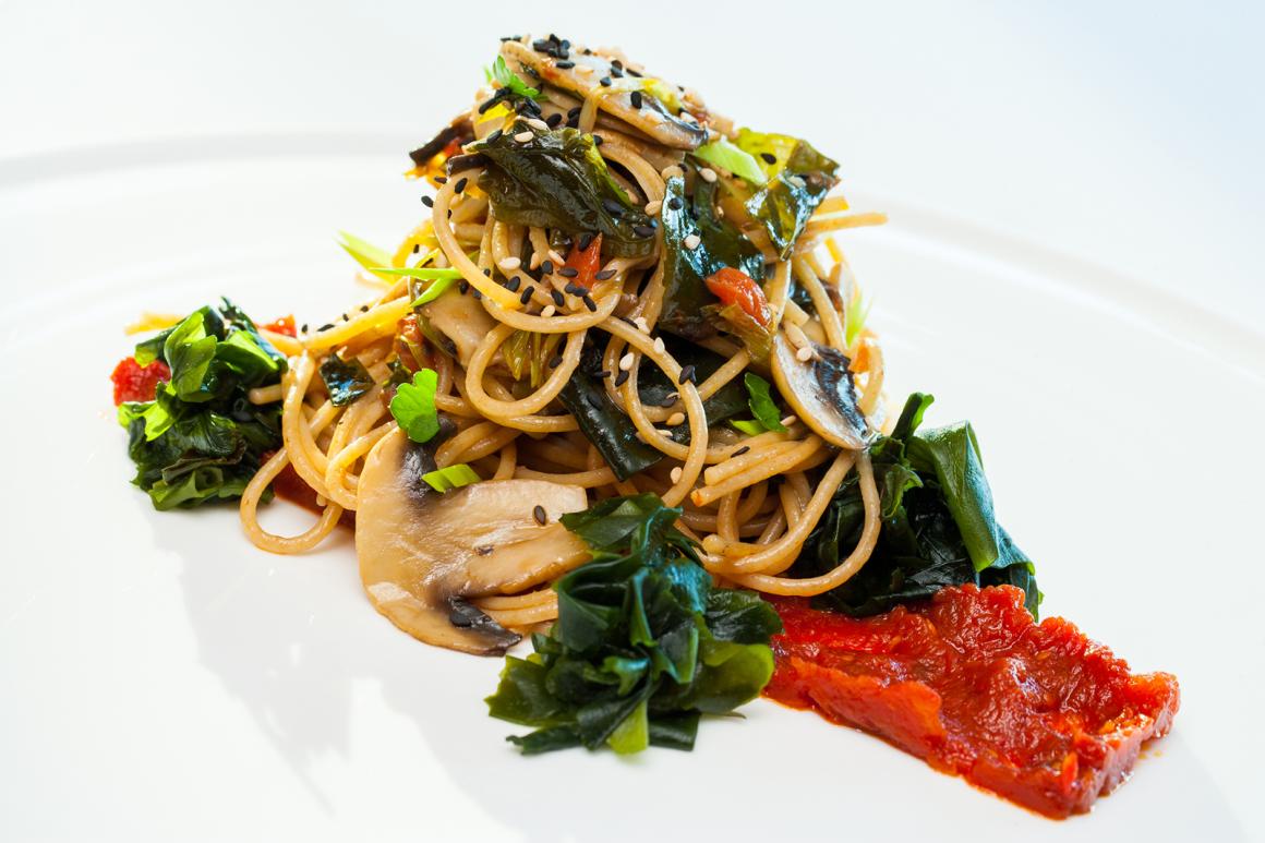Algenspaghetti mit grüner Tomatensauce