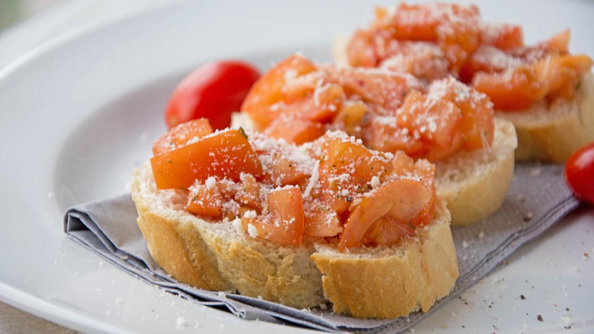 Knusprige Baguettes mit Tomaten und Parmesan