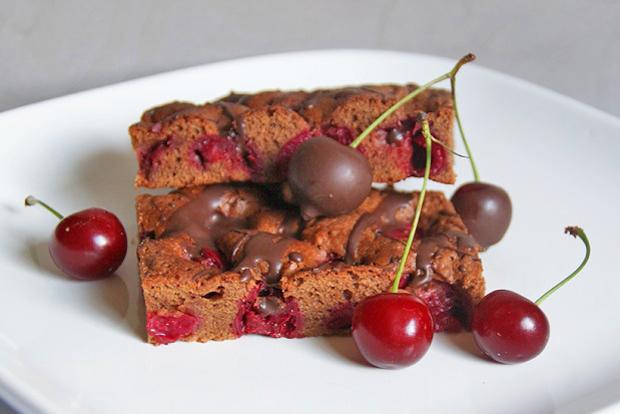 Schokoladenkuchen mit Kirschen