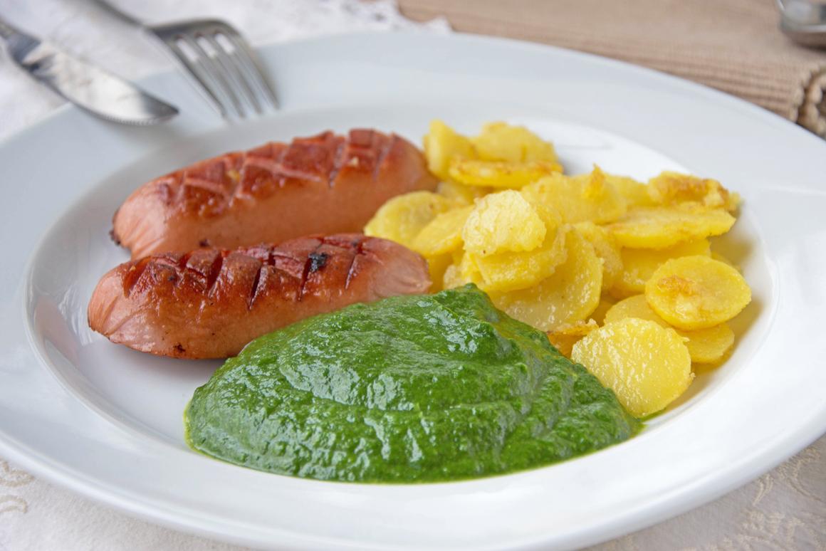 Augsburger mit Cremespinat und gebratenen Kartoffeln