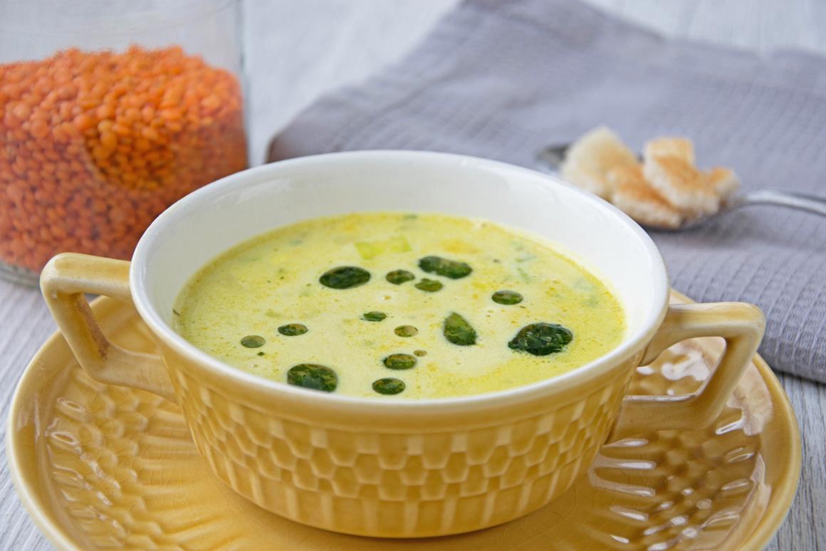 Rote Linsensuppe mit Petersilienöl