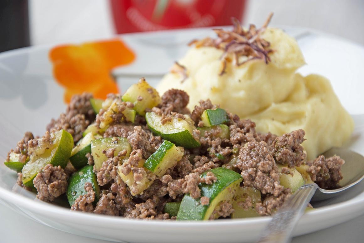 Hackfleisch-Zucchetti-Mischung mit frischem Kartoffelstock