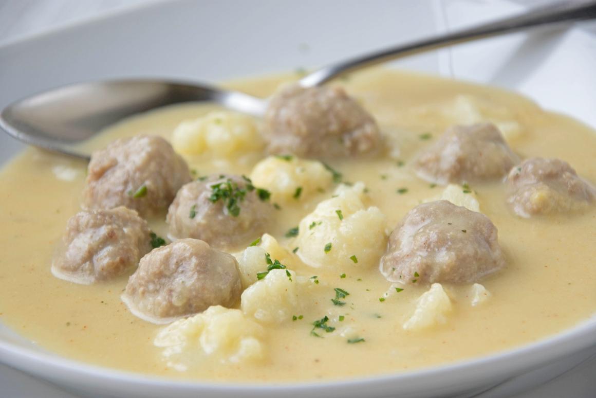 Cremesuppe mit Hackbällchen