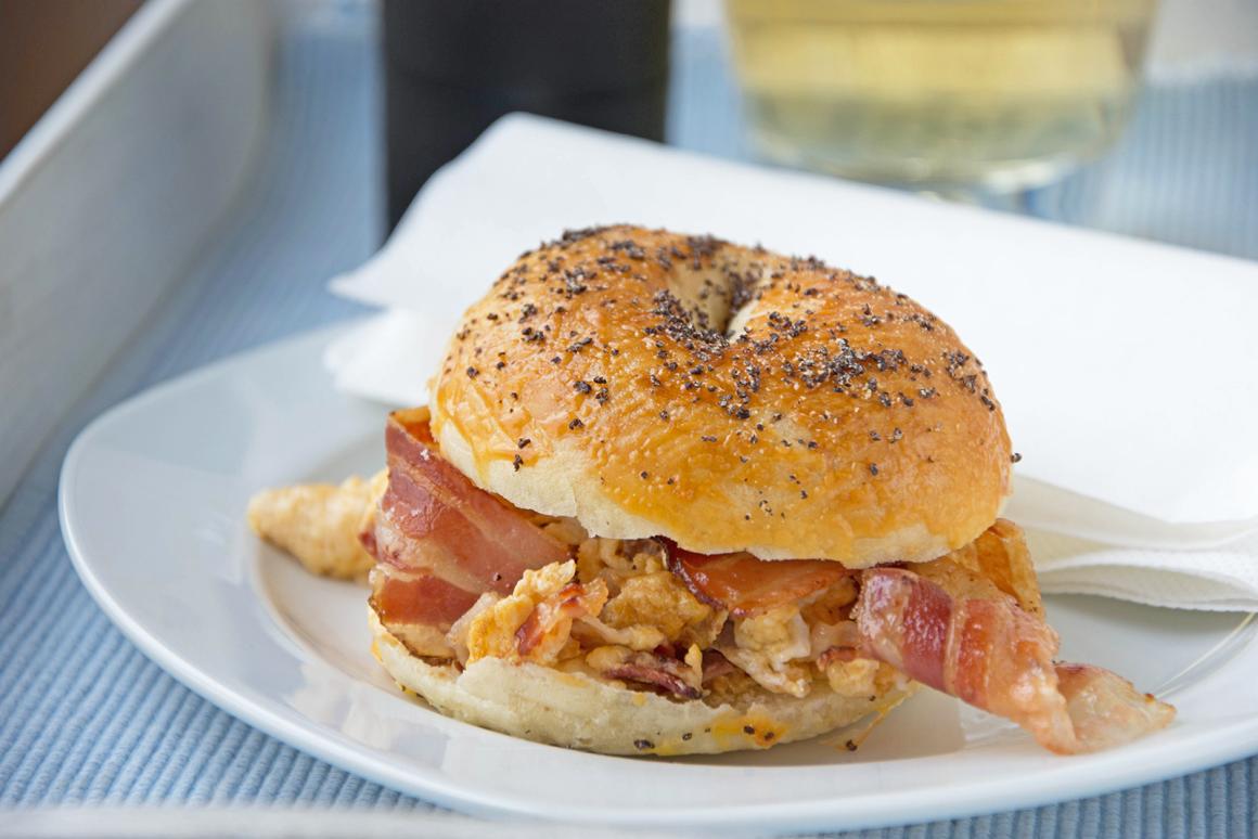 Bagel mit Ei
