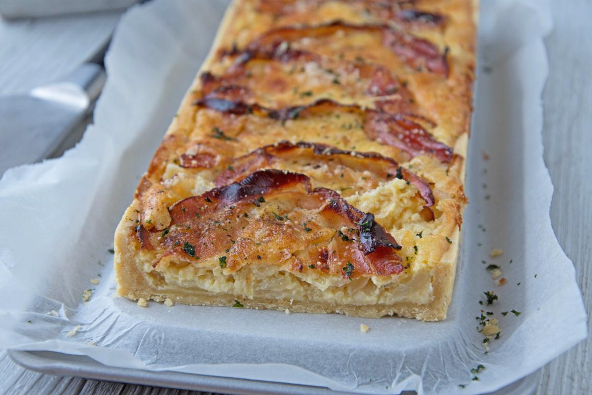 Zwiebelkuchen mit Speck und Blattspinat