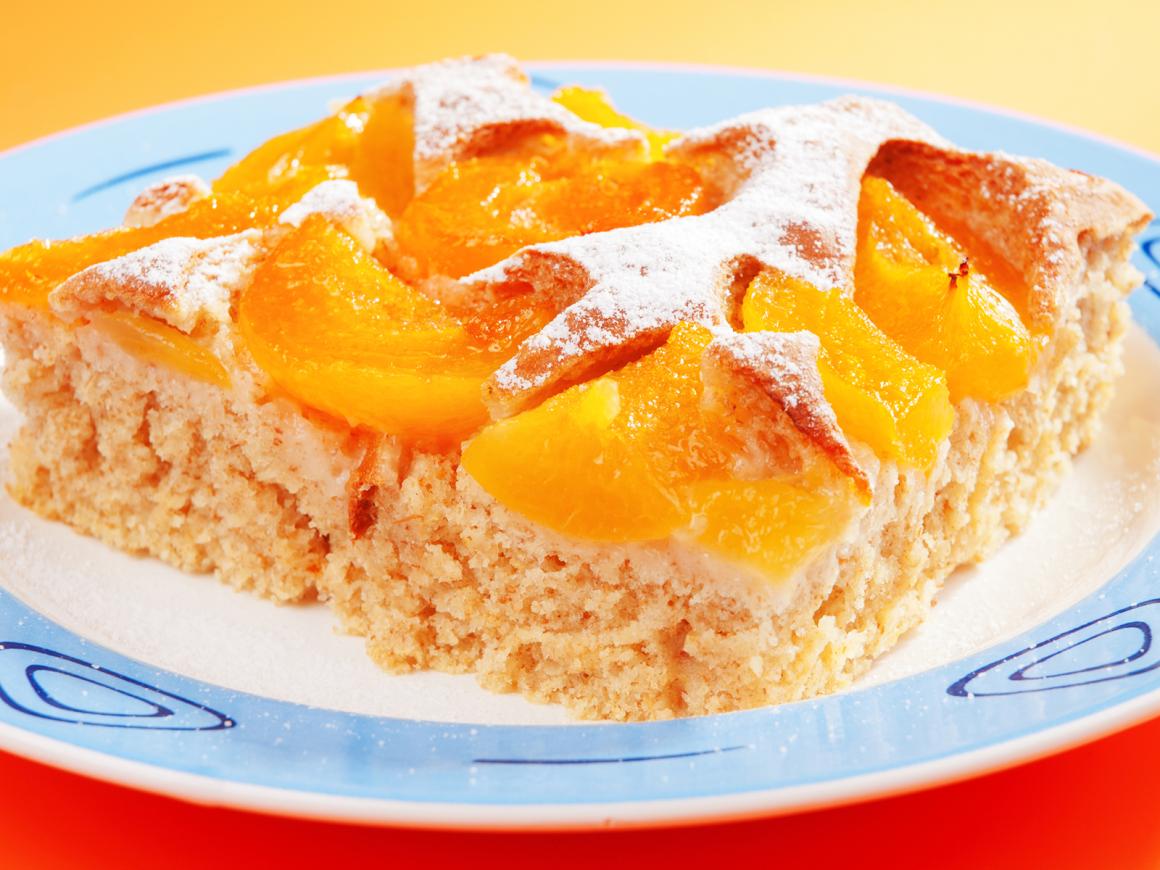 Veganer Aprikosenkuchen mit Reismilch und Vollrohrzucker