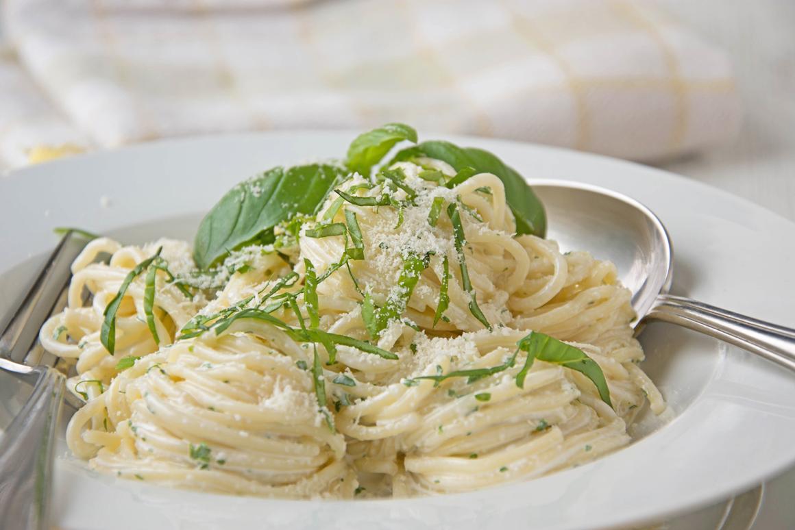 Spaghetti an Basilikum-Zitronen-Sauce