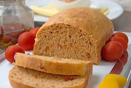 Brot mit getrockneten Tomaten