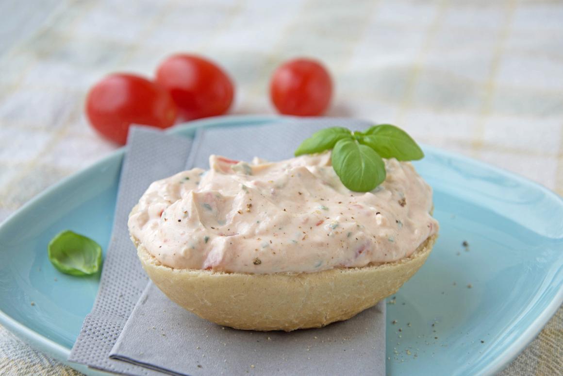 Frischkäse-Tomaten-Basilikum-Aufstrich