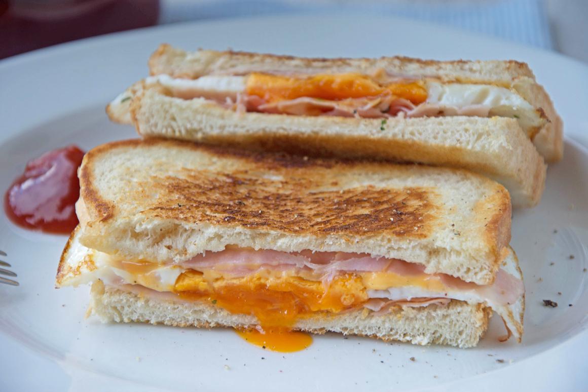 Heisses Sandwich mit Schinken und Ei