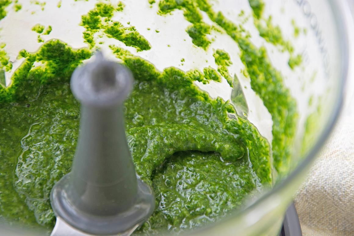 Petersilien-Mandel-Pesto