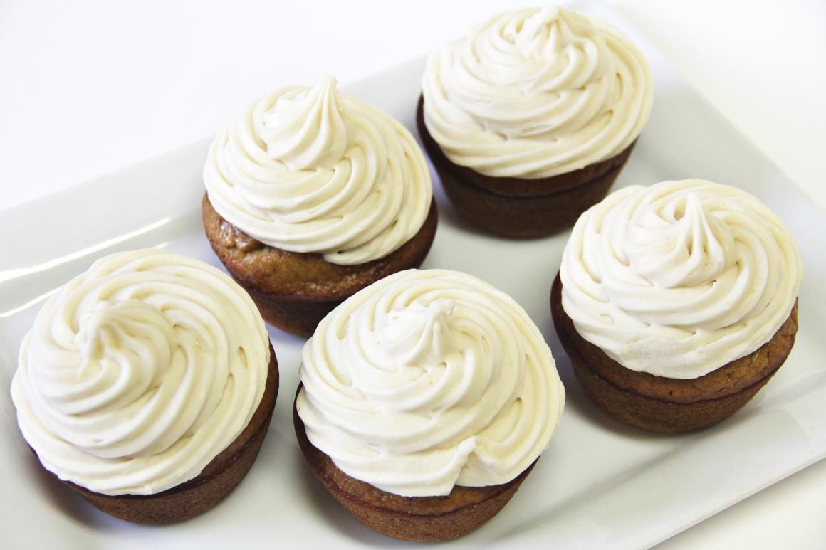 Schokoladencupcakes mit Kokoshaube