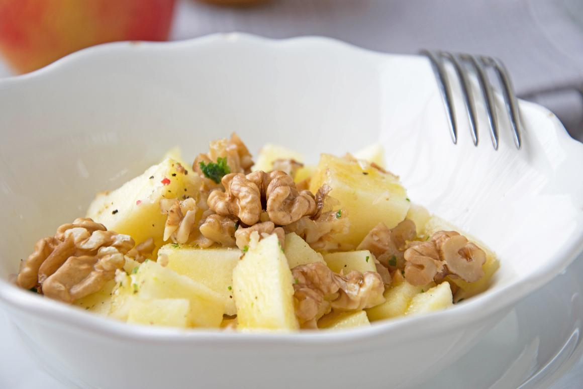 Apfel-Baumnuss-Salat