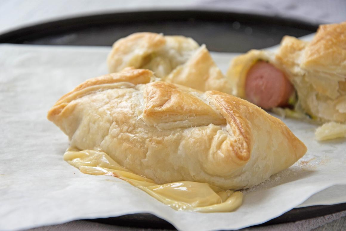 Wienerli im Teig mit Zucchetti und Käse