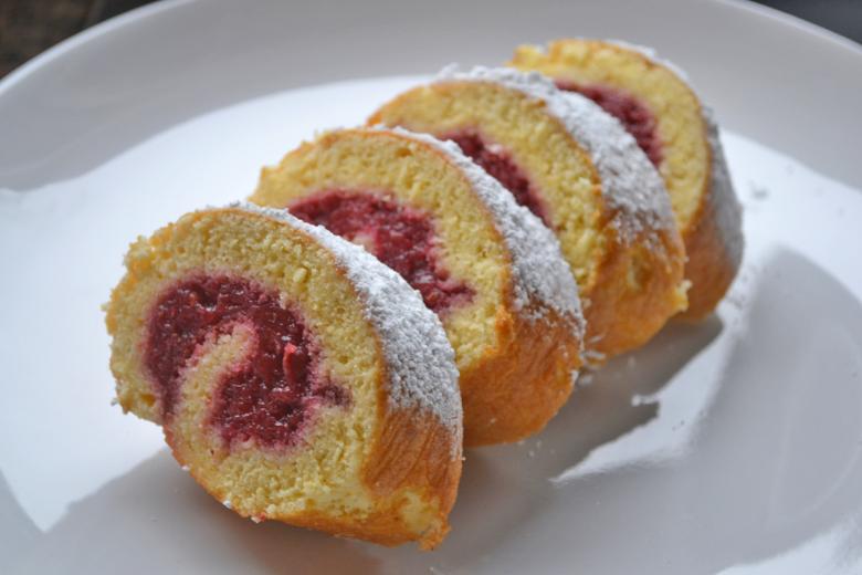 Himbeer-Biskuit-Roulade