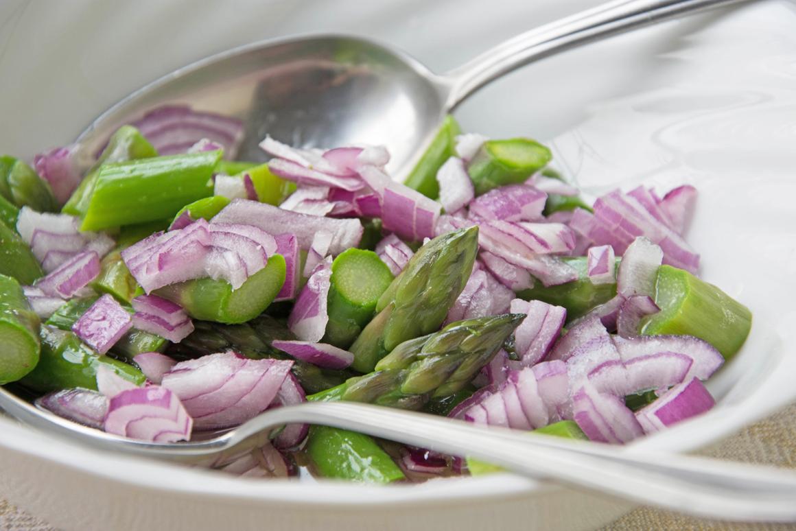 Grüner Spargelsalat an leichter Vinaigrette