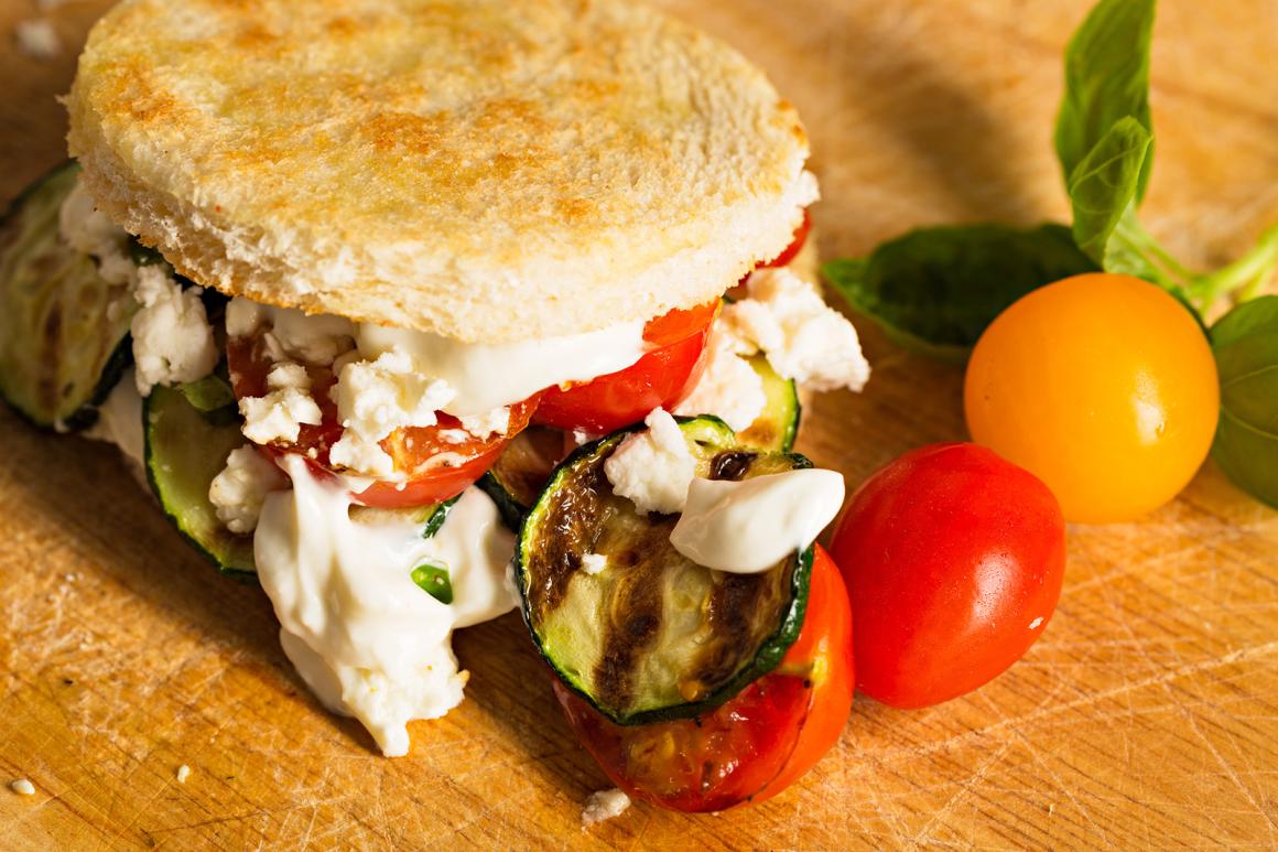 Feta-Burger mit Hummus