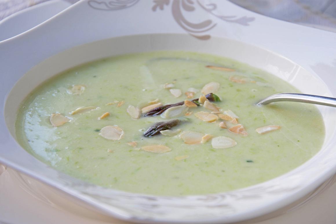 Spargelcremesuppe mit Orangenfilets