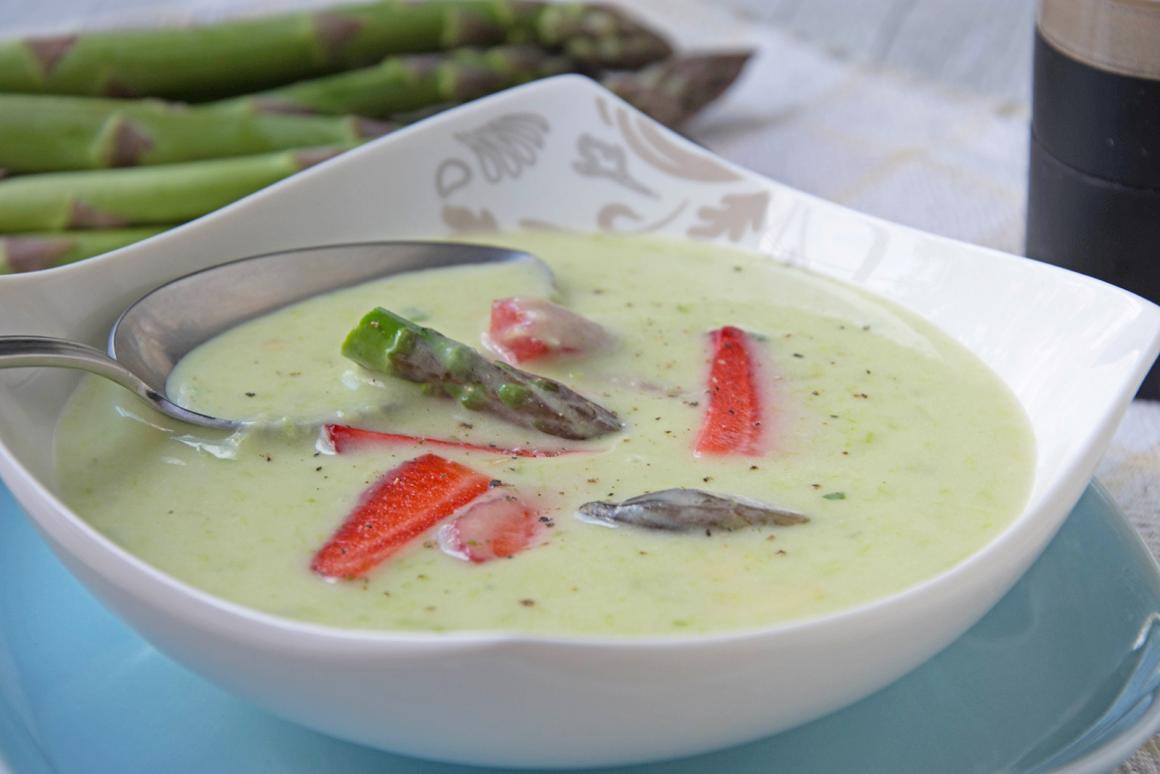 Spargelsuppe mit Erdbeeren