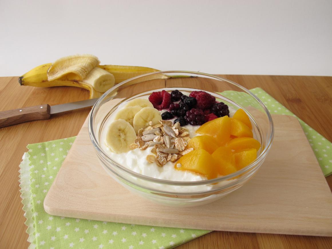 Dickmilch mit frischen Früchten