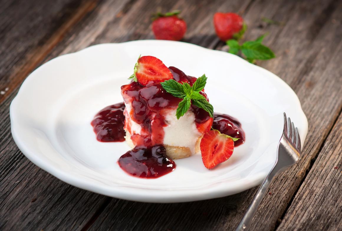 Feigen-Parfait mit Kirschen und Erdbeermark
