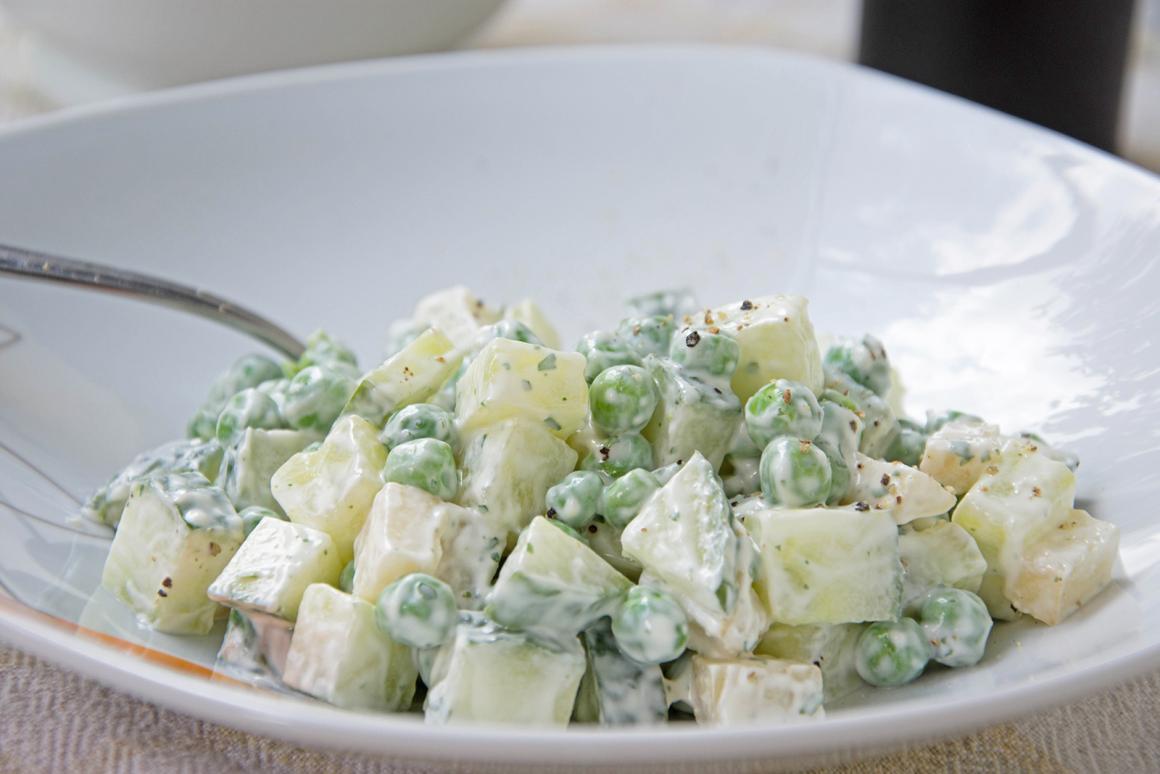 Sellerie-Salat mit Erbsen und Zitronendressing