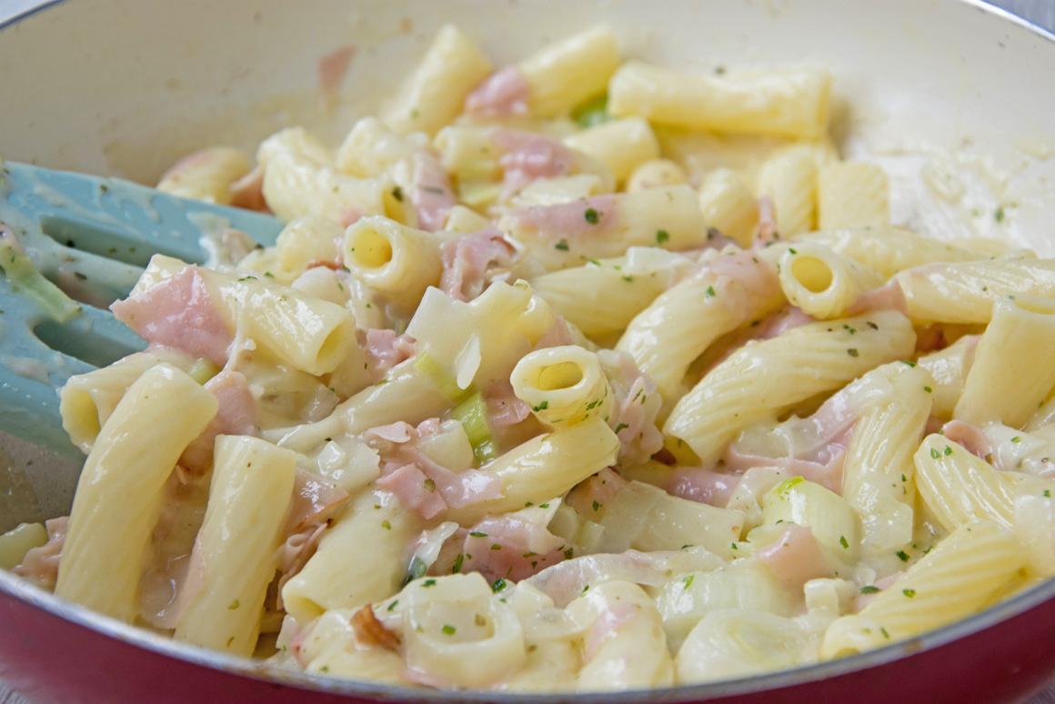 Makkaroni an Schinken-Lauch-Sauce