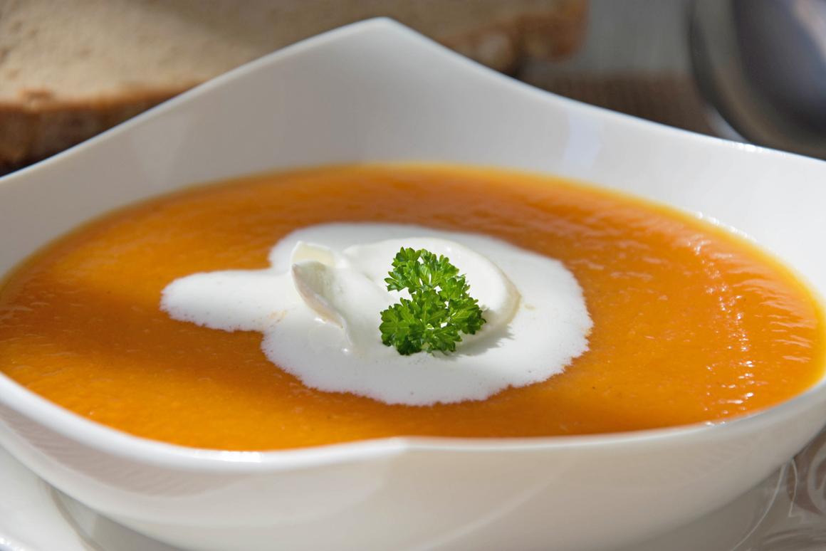 Selleriesuppe mit Äpfeln