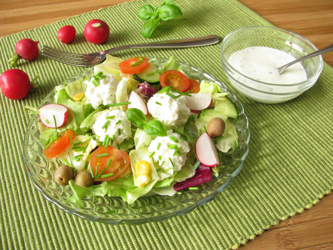 Frischkäsebällchen mit Salat