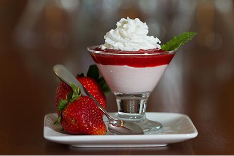 Joghurtcreme mit Erdbeerpüree