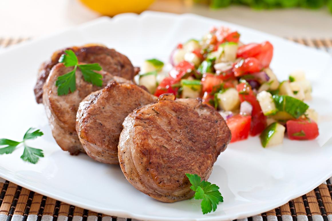 Schweinsmedaillons mit bunter Salsa