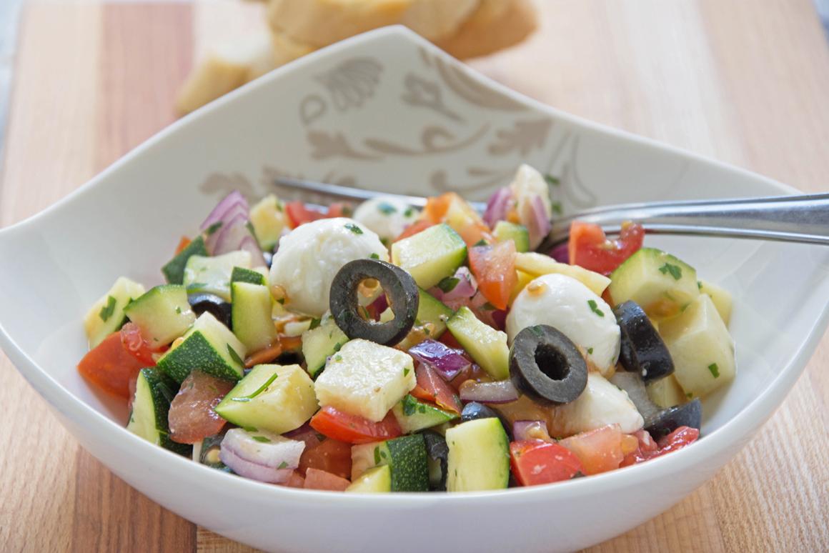 Tomaten-Mozzarella-Antipasti - Salat