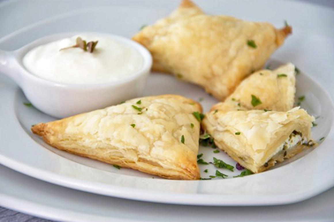 Griechische Blätterteigpiroggen