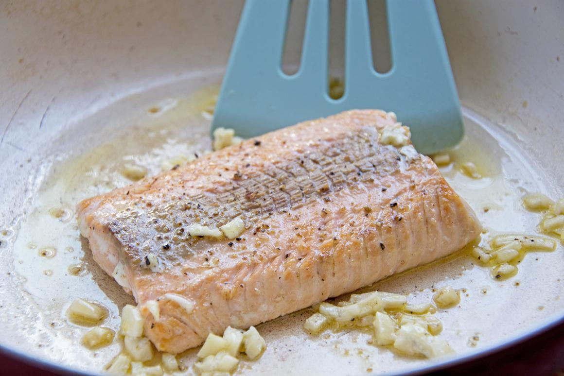 Lachsfilet aus der Pfanne