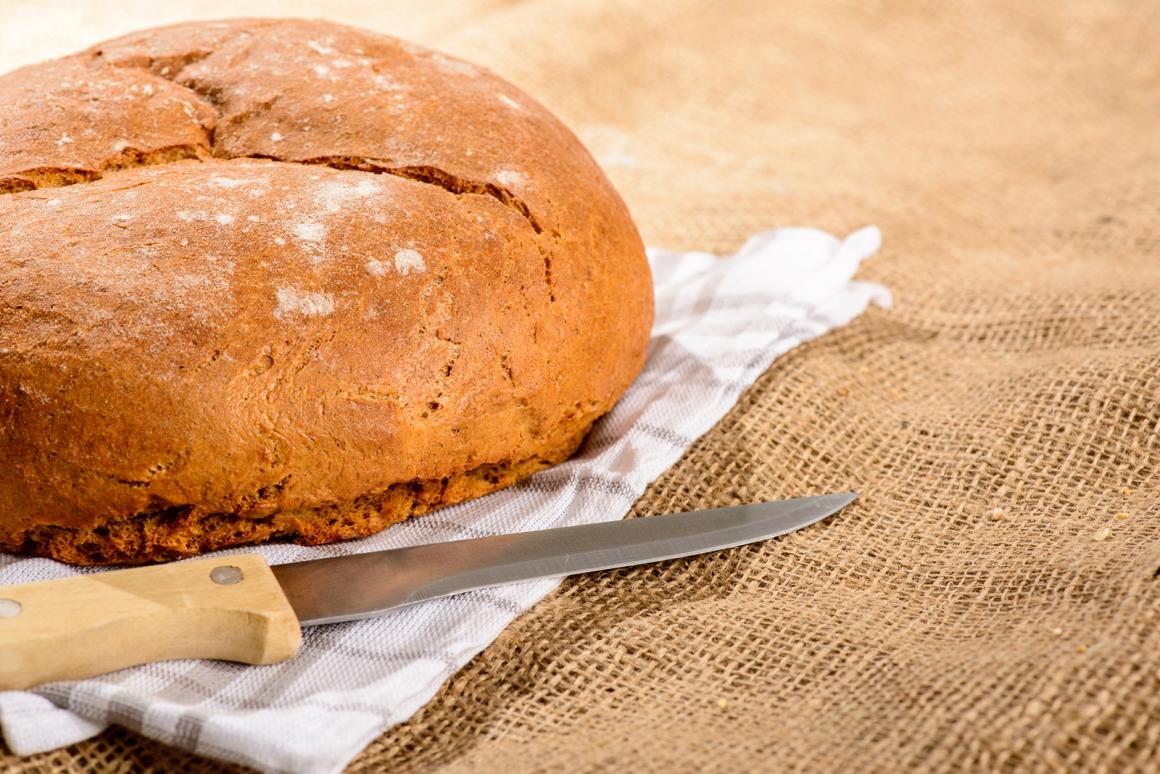 Brot mit Cashewnüssen im Topf