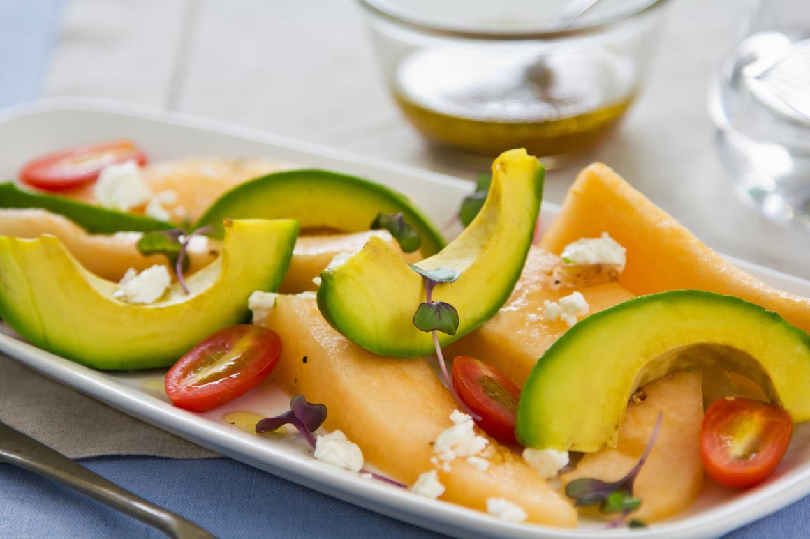 Sommersalat mit Käse und Honigmelone