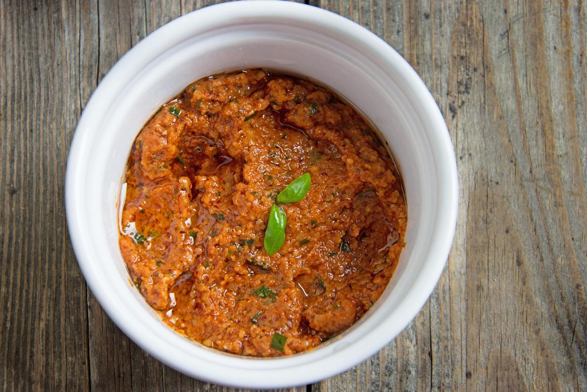 Tomaten-Haselnuss-Pesto