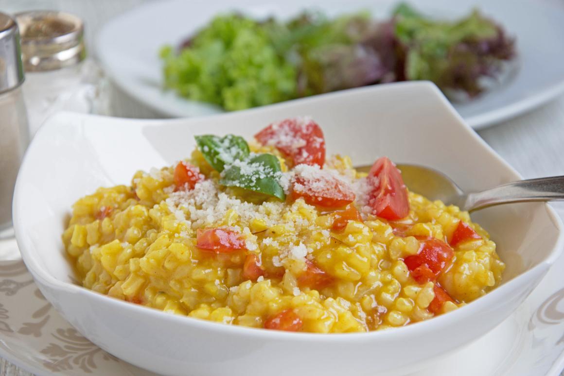 Safranrisotto mit Tomaten