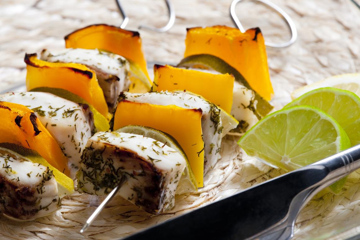 Grillierter Fischspiess mit Peperoni