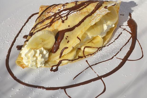 Bananen Quark Crêpes mit Schokoladensauce