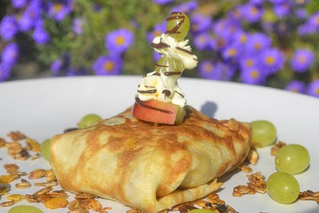 Gebackene Crêpe-Päckchen mit einem knusprigen Kern