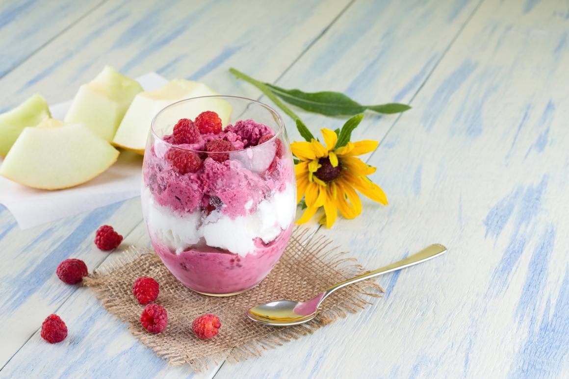 Fruchtiges Schichtdessert