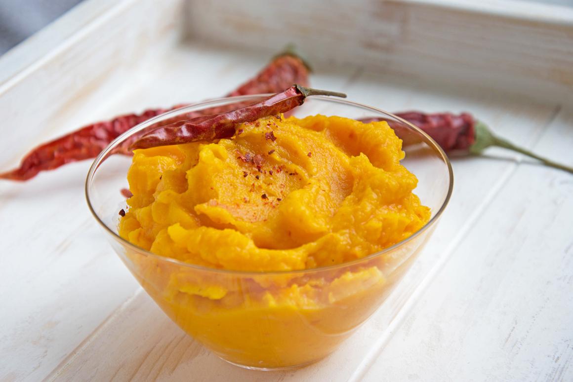 Pürierter Kürbis mit Chili in Orangensaft und Kokosnussmilch