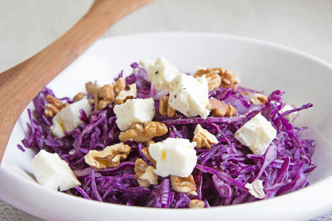 Rotkabissalat mit Baumnüssen und Feta