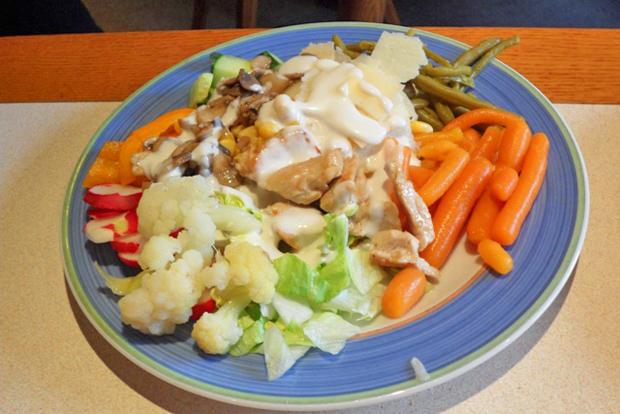 Gemischter Salat mit Putenstreifen
