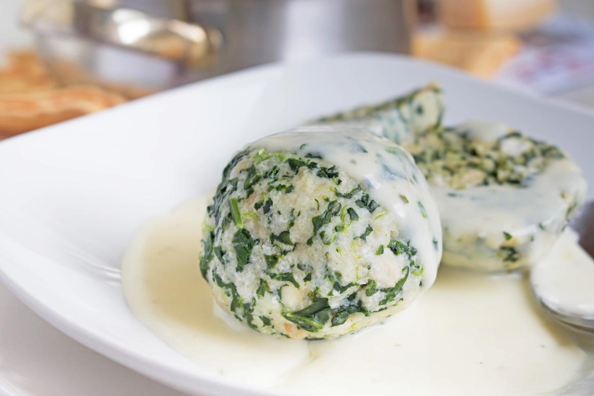 Spinatknödel mit Käsesauce