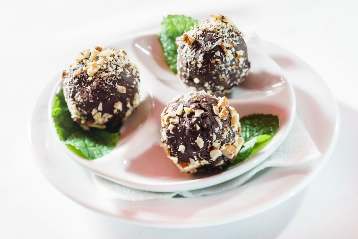 Vegane Mandel-Kugeln mit Datteln