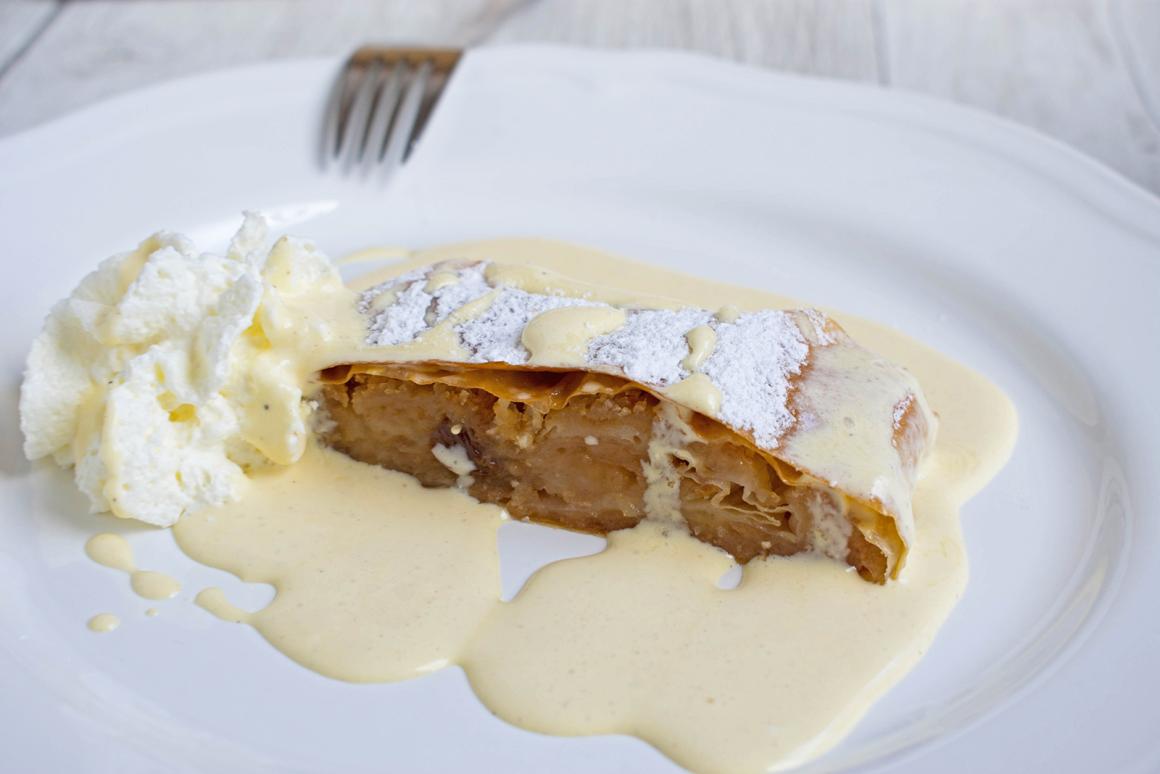 Apfelstrudel mit Vanillesauce
