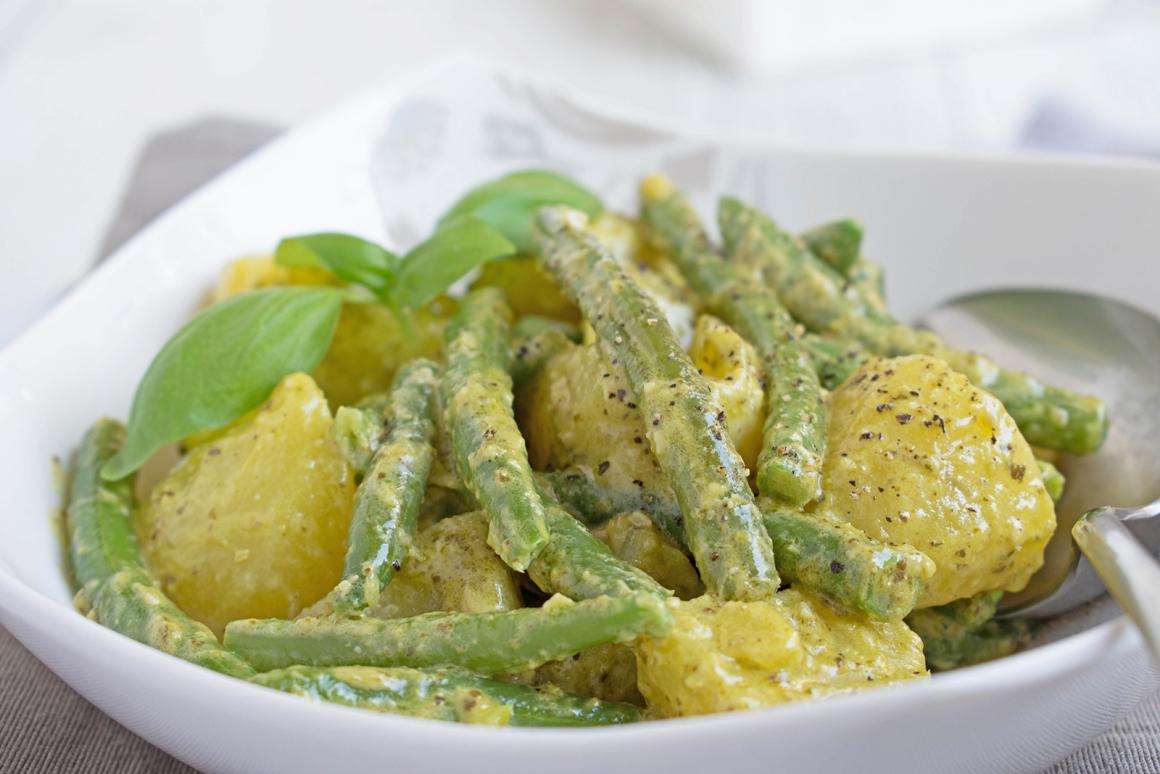 Grüne Bohnen mit Kartoffeln an Pesto