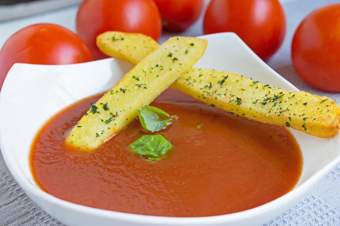 Tomatensuppe mit Kräuter-Pommes Frites